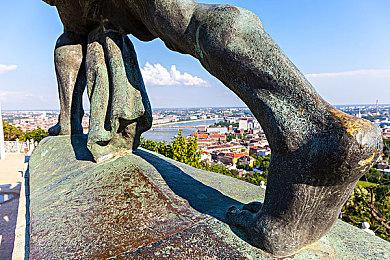 黑暗奇幻叙事牌组构筑冒险《魔忌：穷鼠啮狸》可在新品节免费游玩